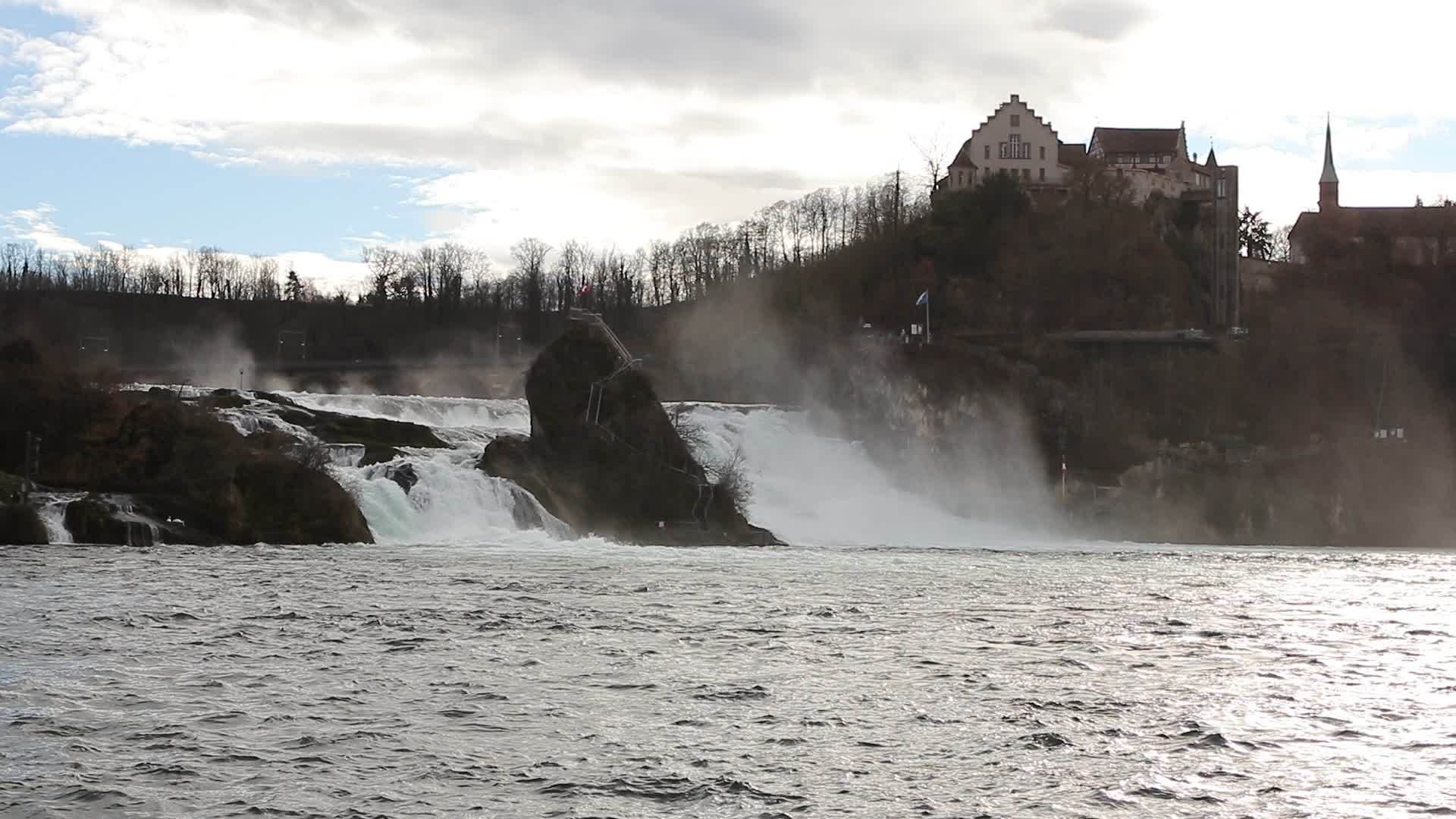 河边的威士忌兰瀑布视频的预览图