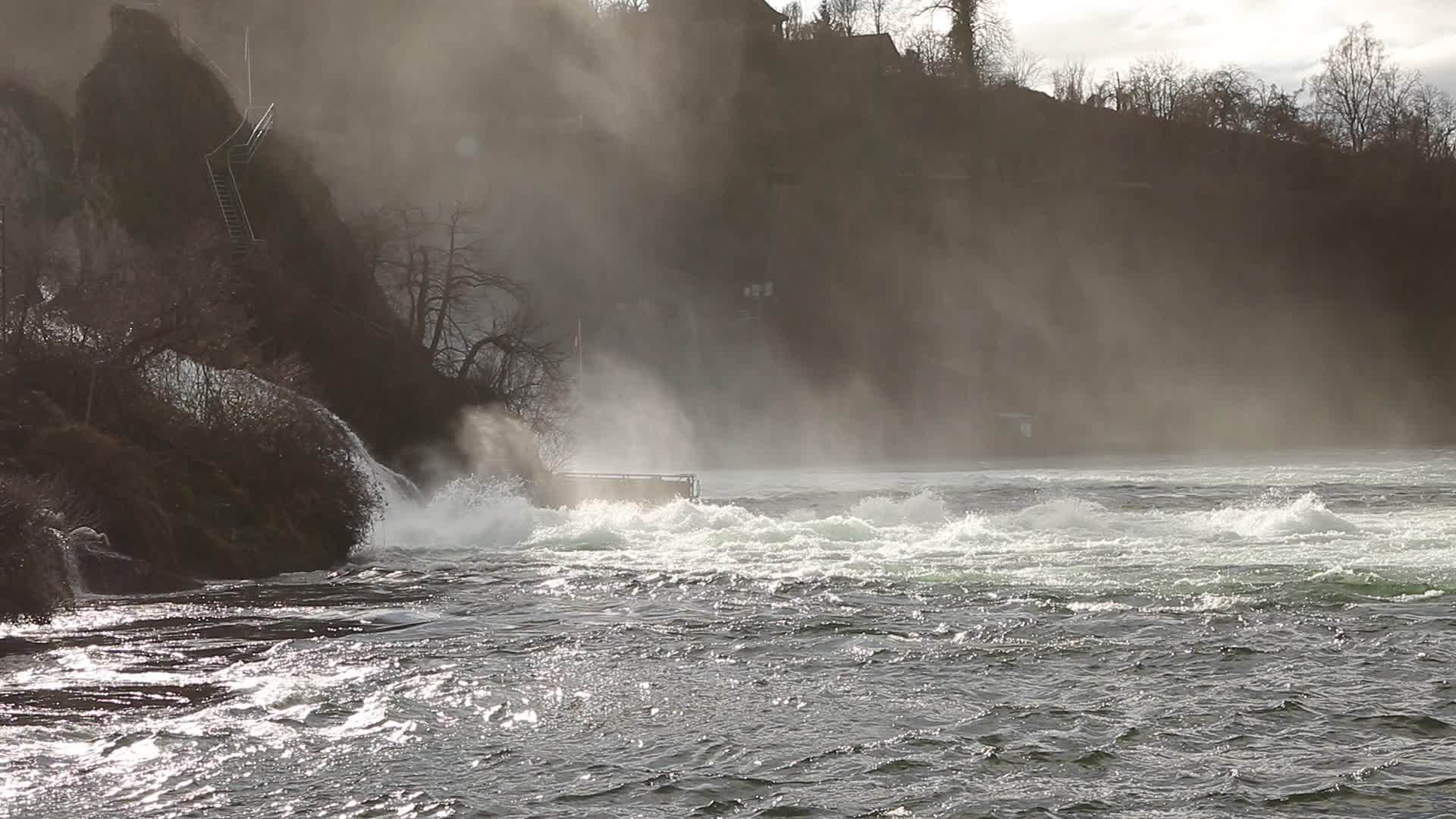 河边的威士忌兰瀑布视频的预览图