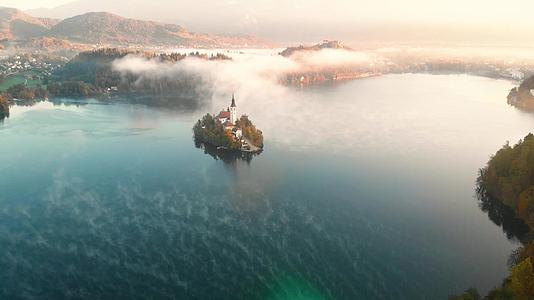 4公里的飞行环绕着浪漫的流血湖和岛上的小礼拜堂视频的预览图