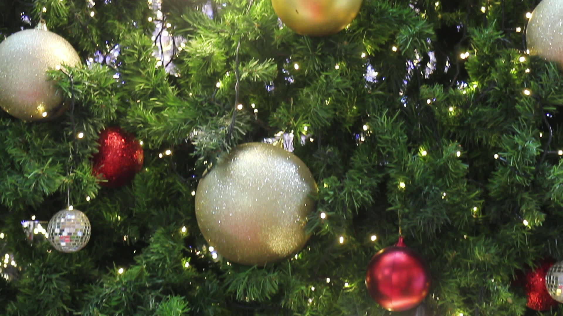圣诞树装饰在非焦点灯光背景上视频的预览图