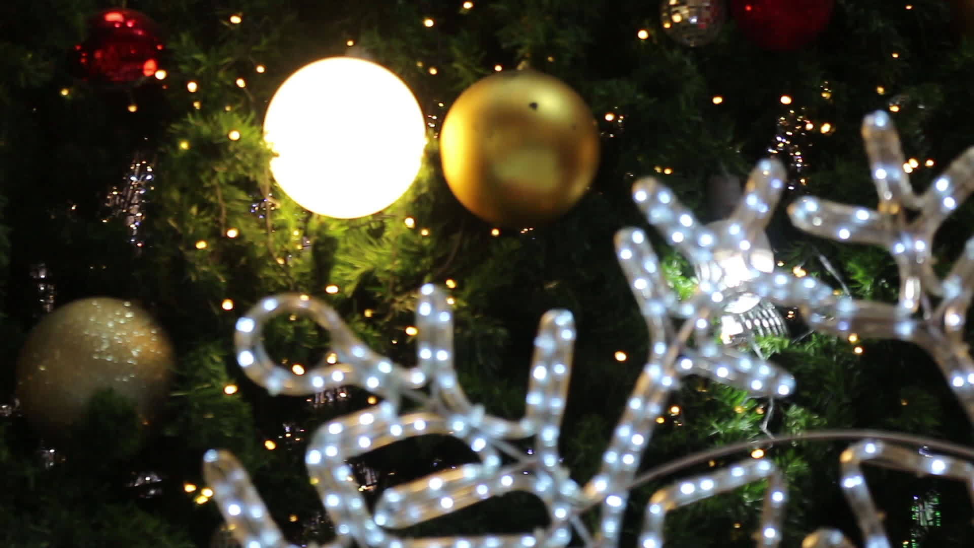 圣诞树装饰在非焦点灯光背景上视频的预览图