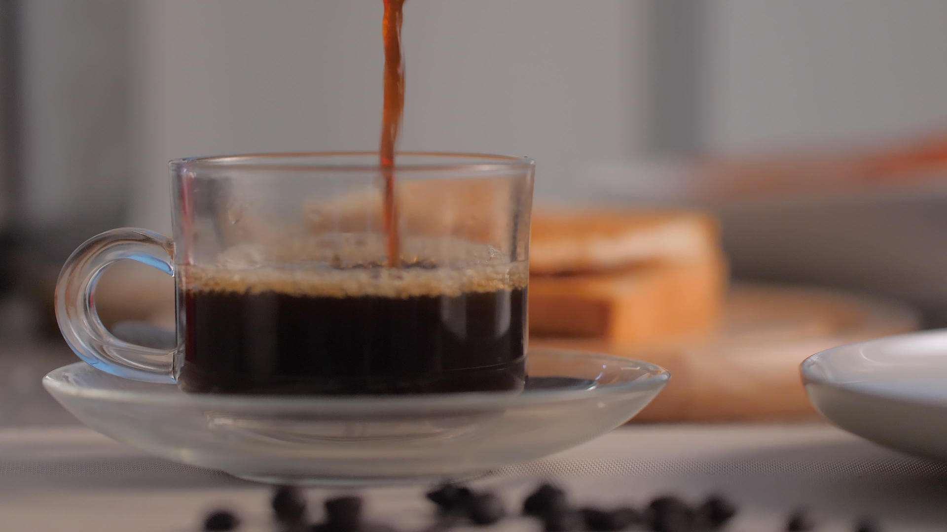 将黑咖啡倒入清杯中视频的预览图