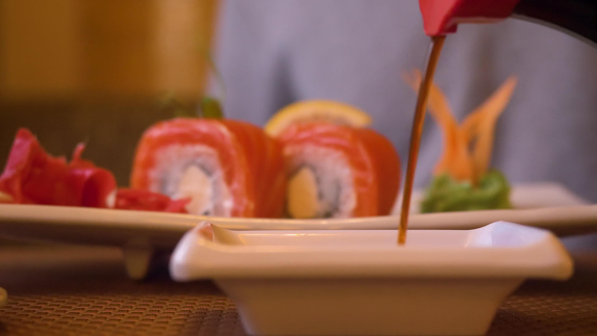 亚斯餐厅关门后新鲜日本寿司卷的酱油在亚斯餐厅关门视频的预览图