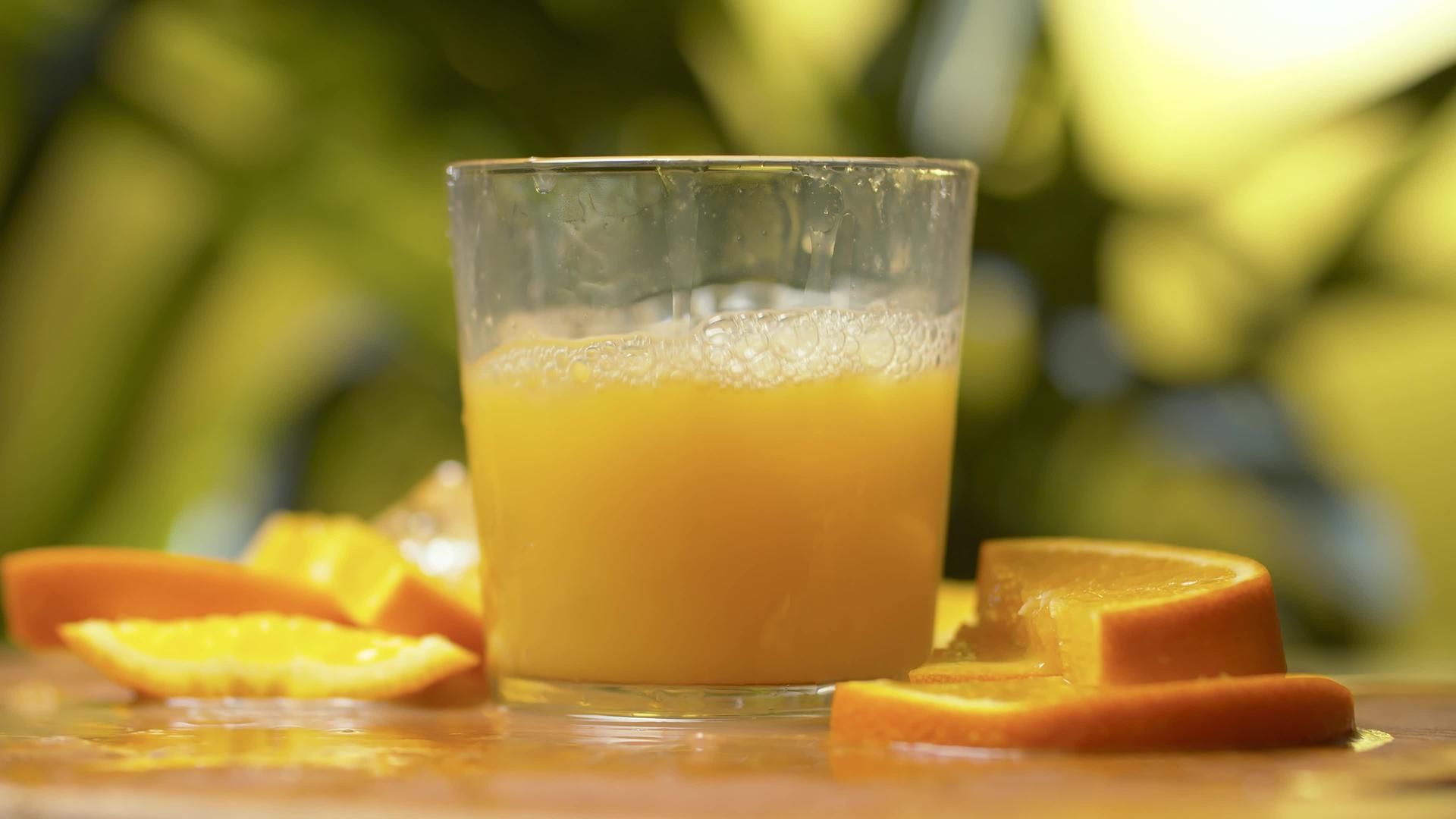 将橙汁喷入玻璃中视频的预览图