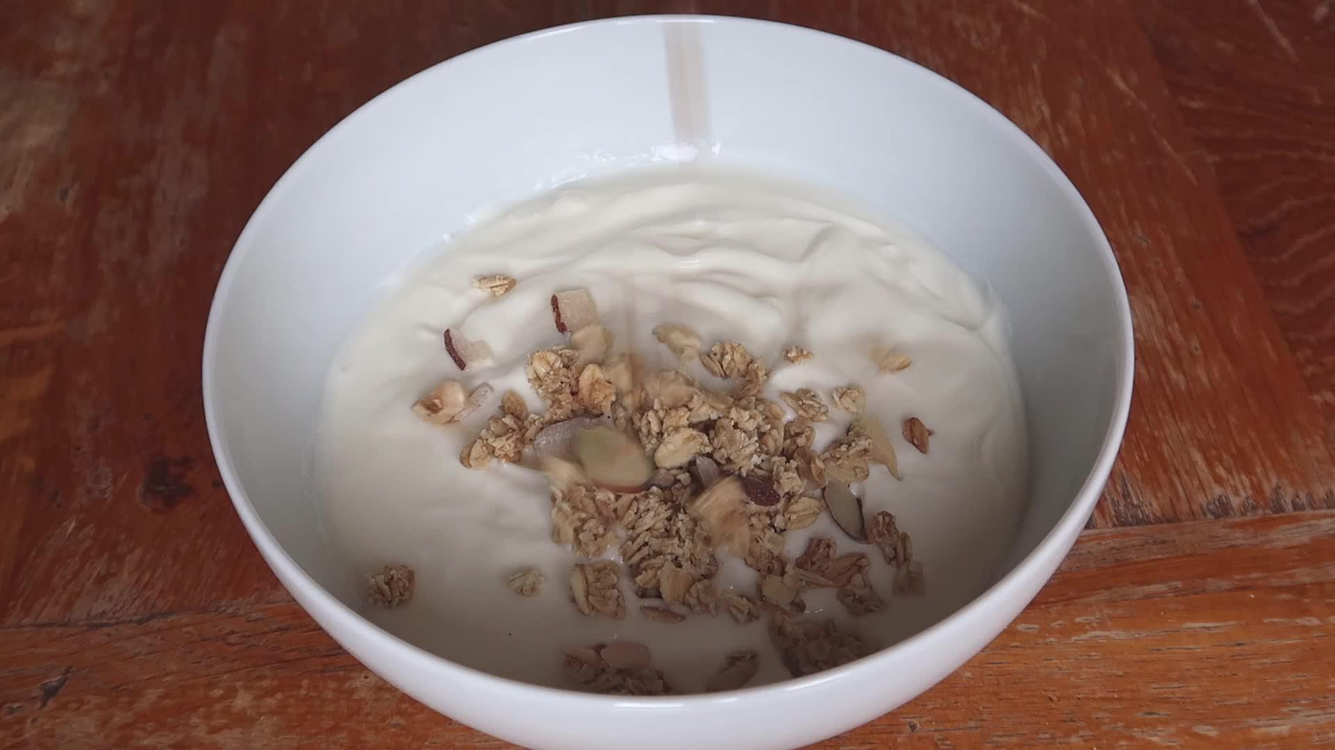 倒入一碗酸奶中视频的预览图