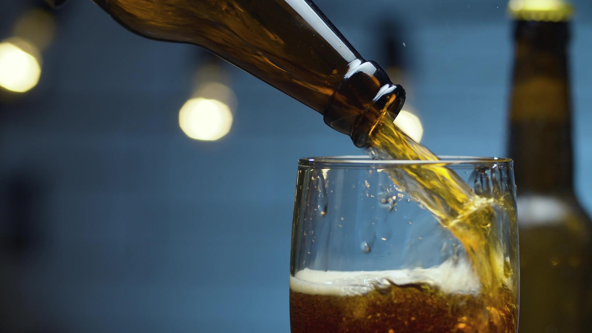 将啤酒倒入玻璃杯中视频的预览图