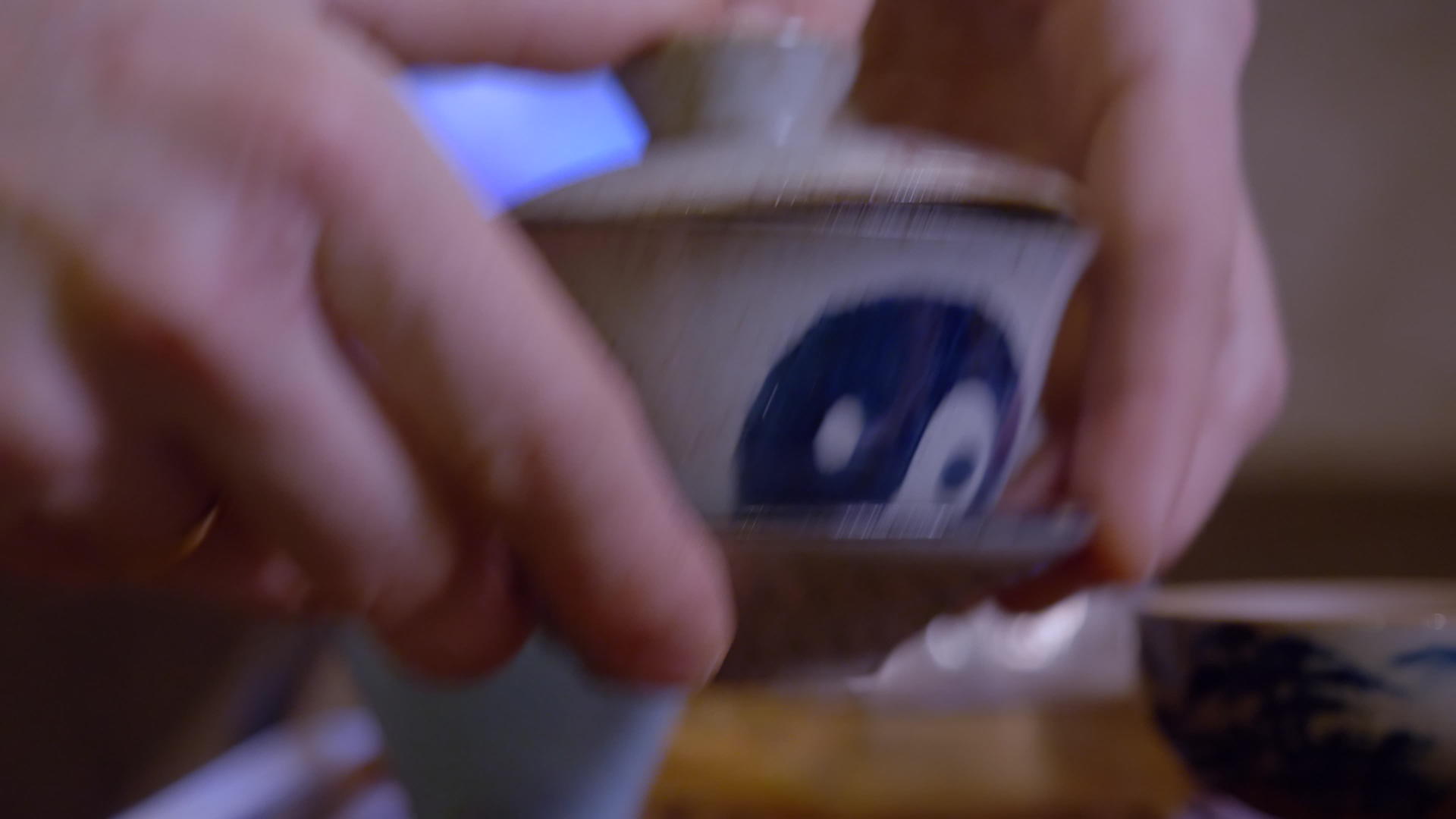 在茶礼仪式上特勤大师在一个公平的碗里从盖万里灌茶视频的预览图