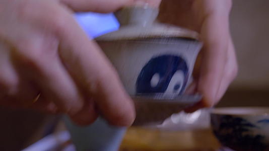 在茶礼仪式上特勤大师在一个公平的碗里从盖万里灌茶视频的预览图