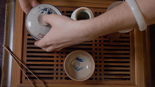从公平杯到茶碗的茶水中充满了大量的茶和茶会视频的预览图