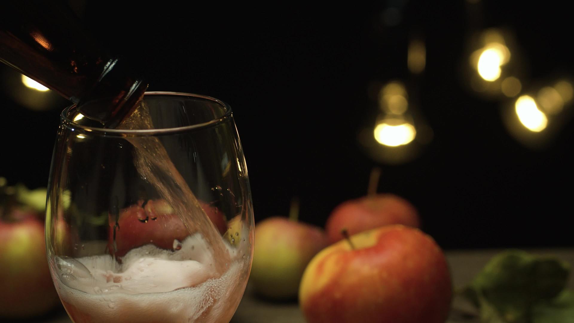 将苹果汁倒入玻璃杯中视频的预览图