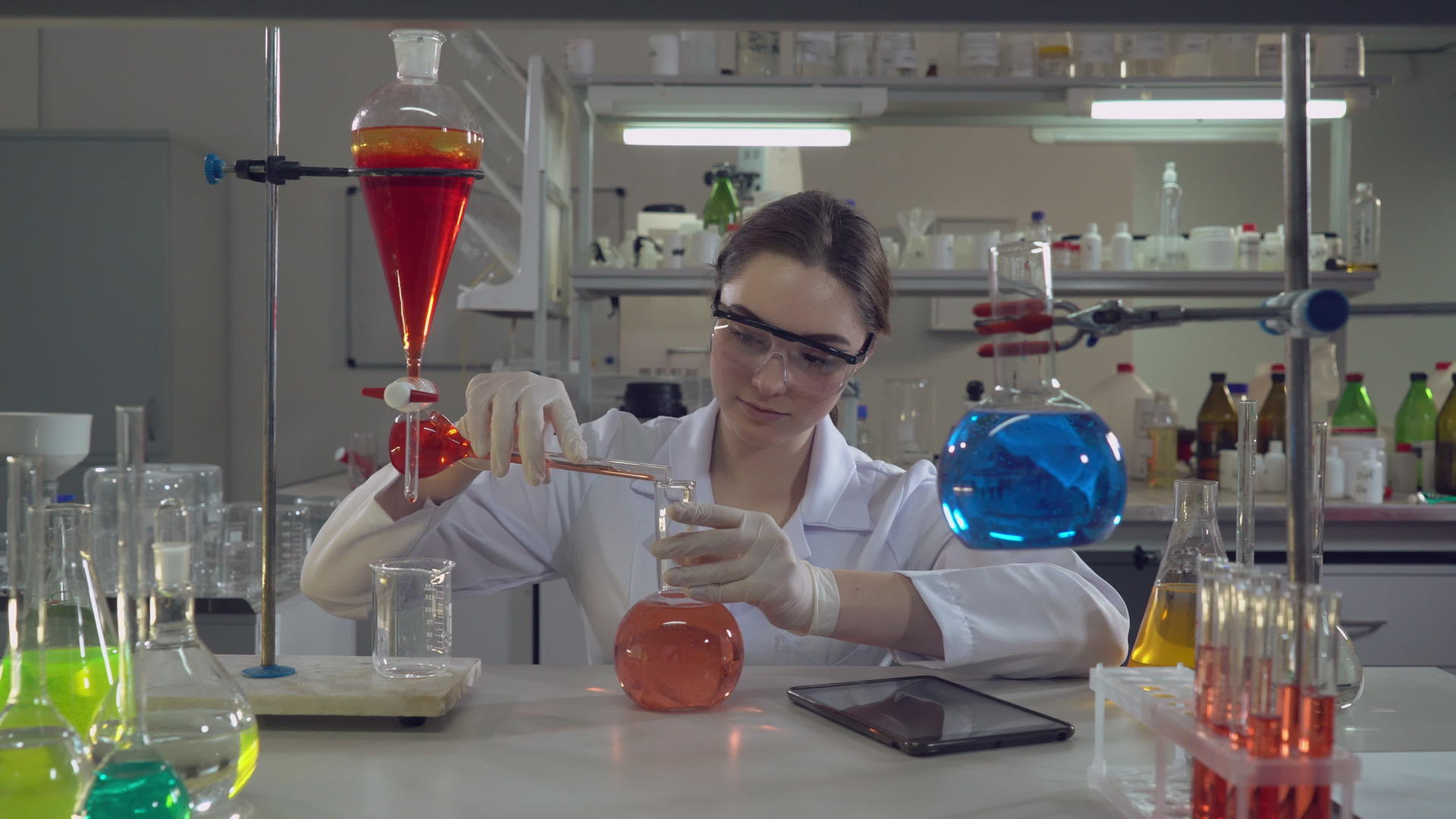 吸引人的专业科学家将酒瓶存放在实验室视频的预览图