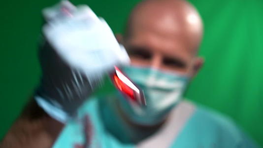 秃顶的外科医生用血压摇动试管玻璃容器视频的预览图