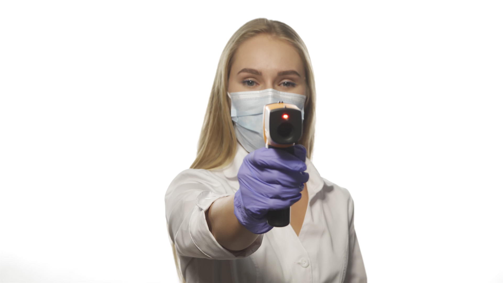 白色背景护士戴着面具直接看着相机举起温度计测量温度计视频的预览图