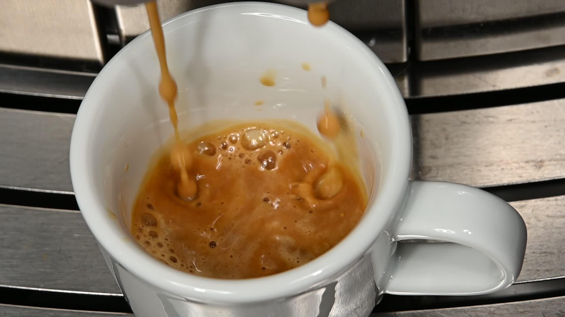 在咖啡机中制作咖啡杯的浓缩咖啡视频的预览图