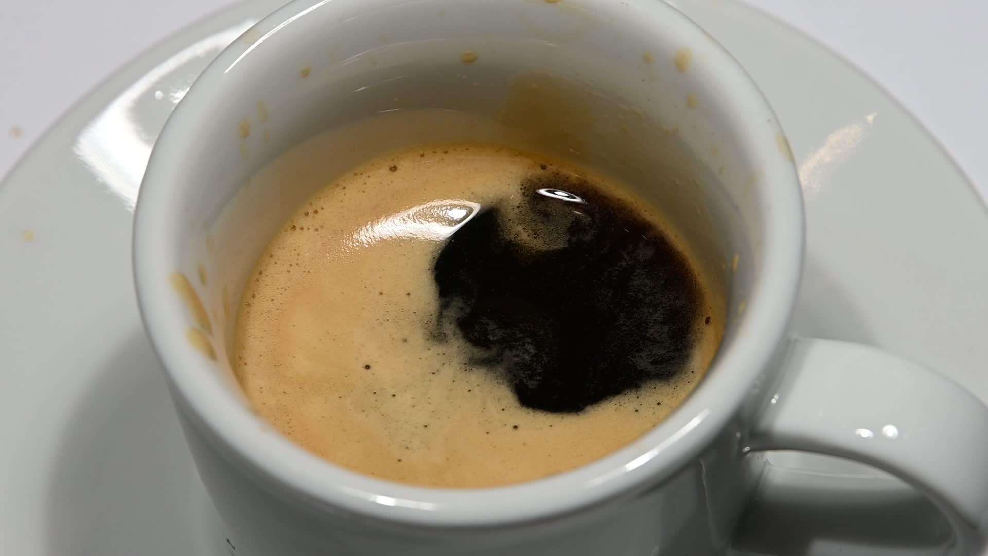 咖啡滴入白咖啡杯视频的预览图