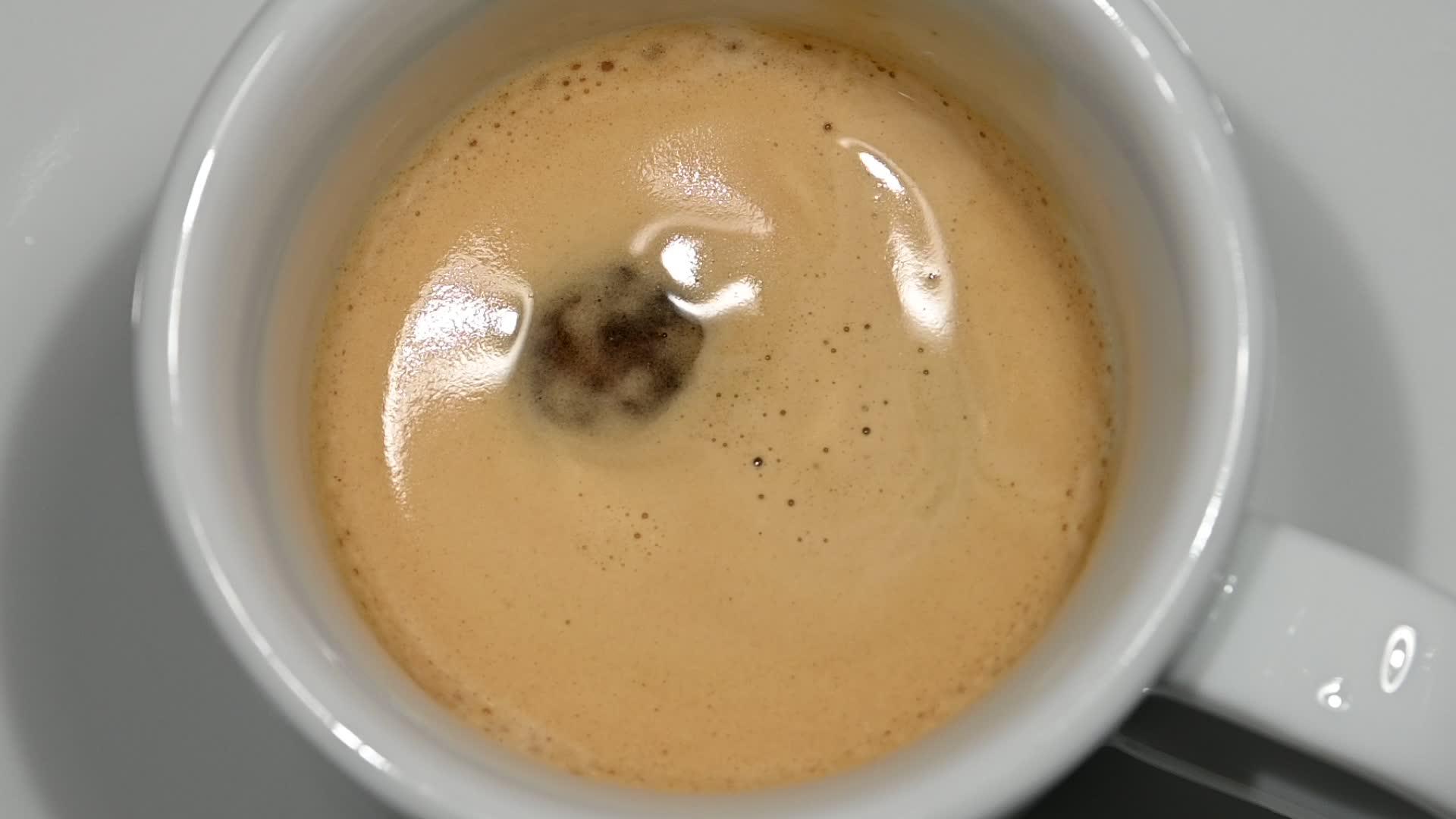 咖啡滴入白咖啡杯视频的预览图