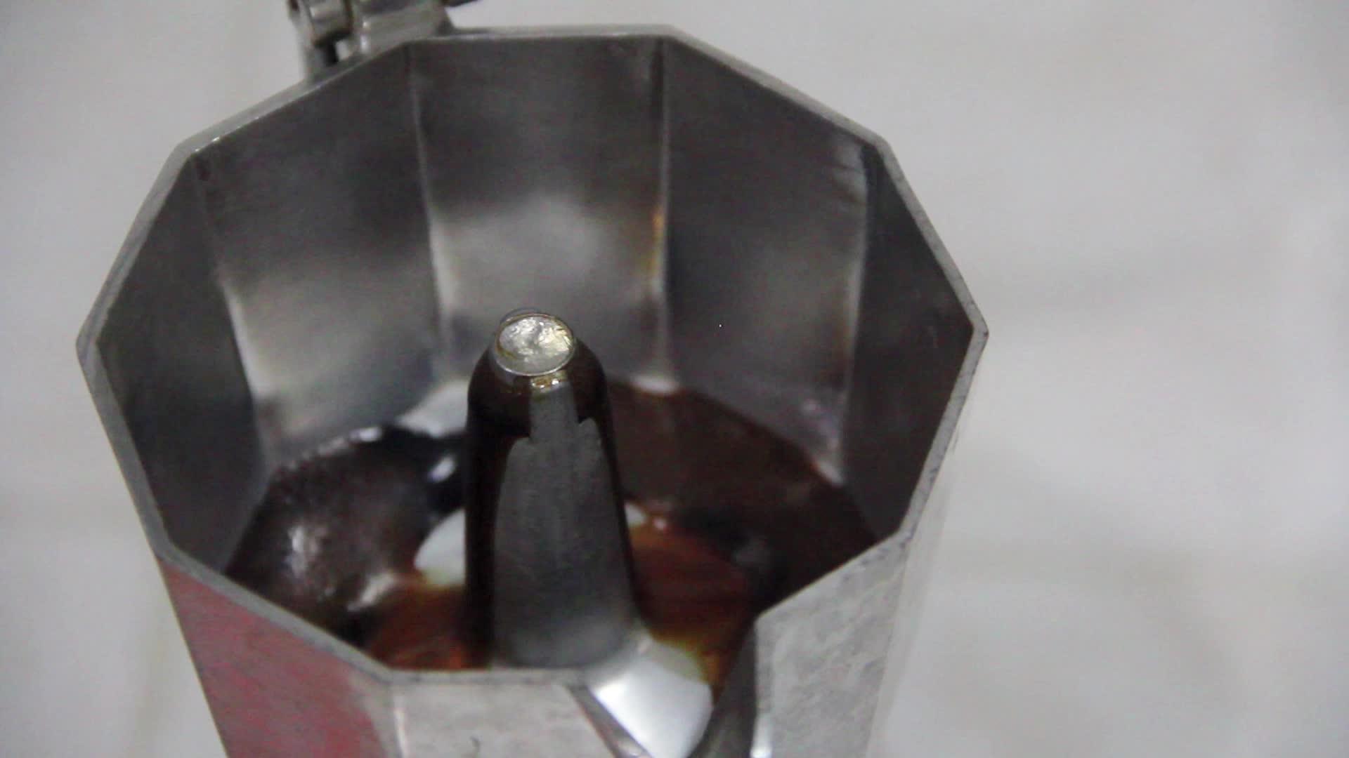 从摩卡锅里煮出的黑咖啡视频的预览图