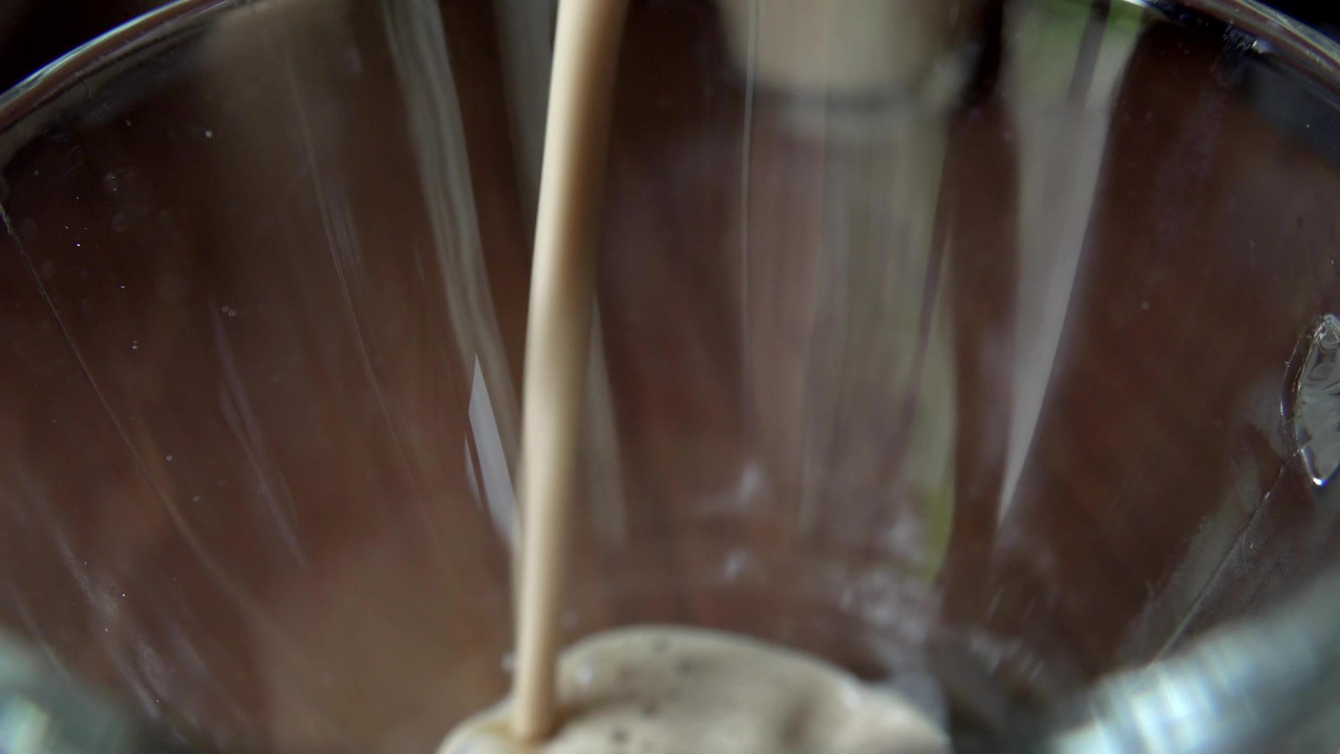 倒拿铁咖啡含有泡沫视频的预览图