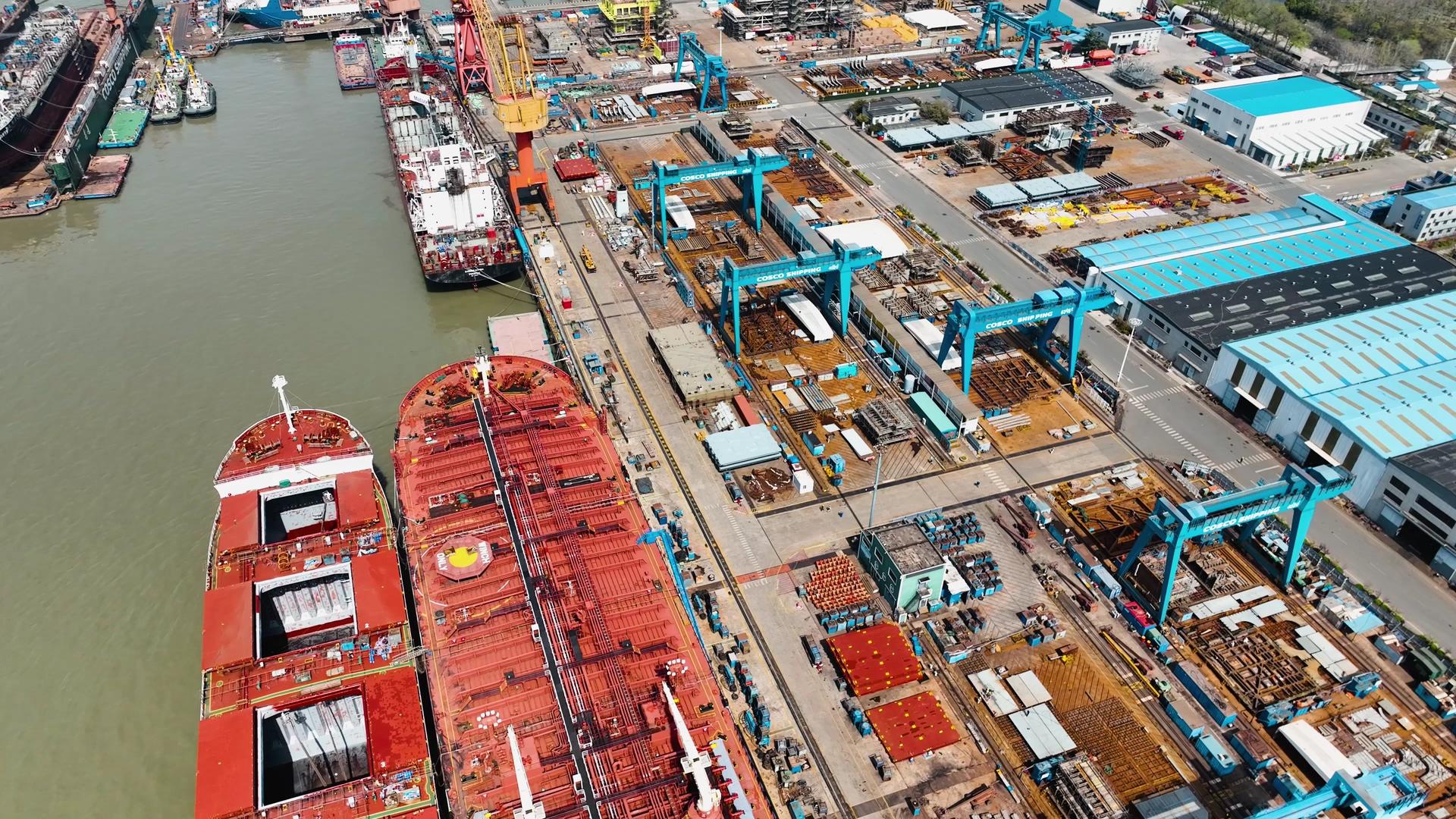 4K航拍长江大型造船厂船舶制造视频的预览图