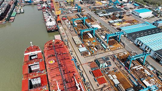 4K航拍长江大型造船厂船舶制造视频的预览图