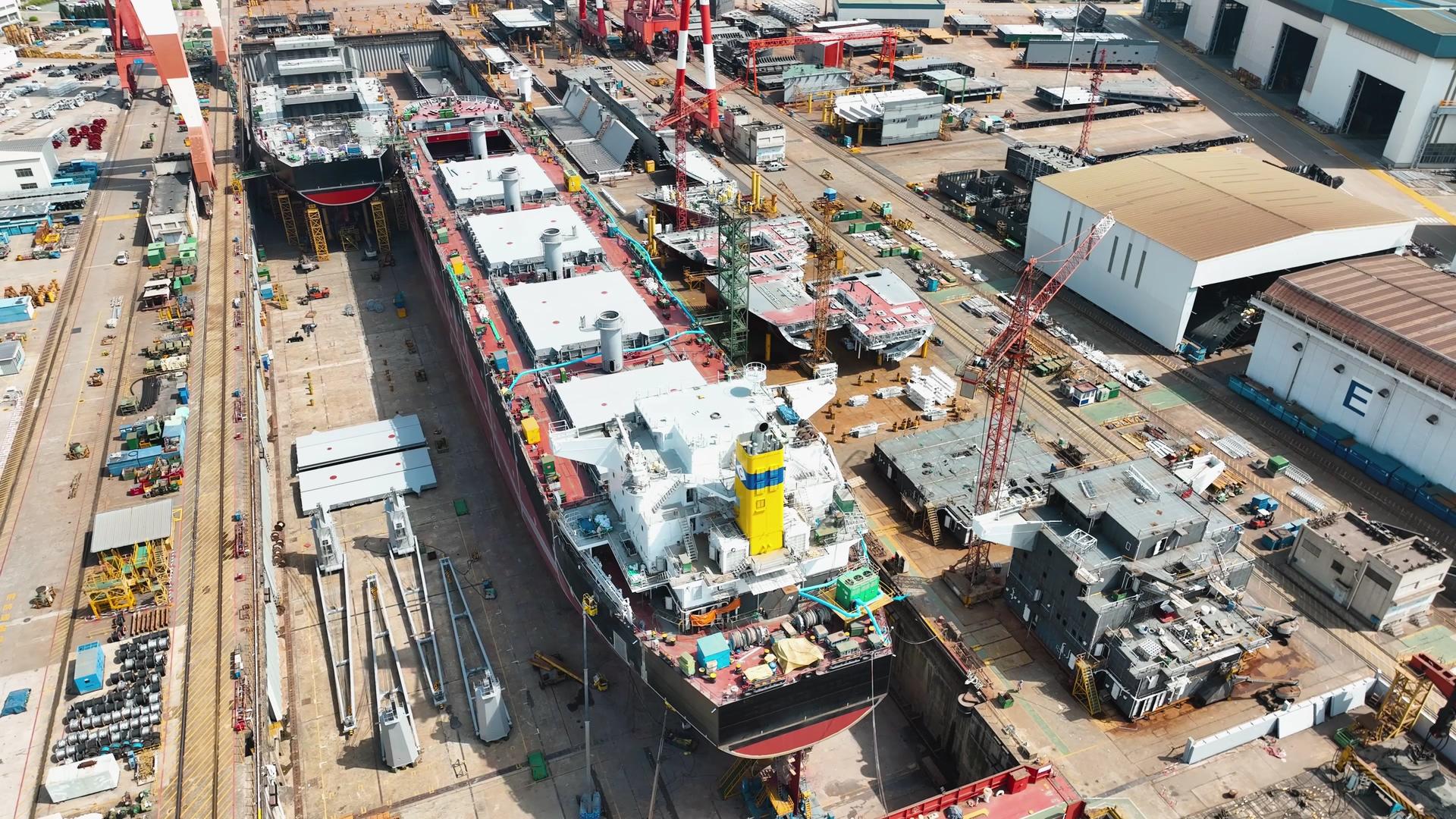 4K航拍万吨巨轮造船厂大型船舶制造视频的预览图