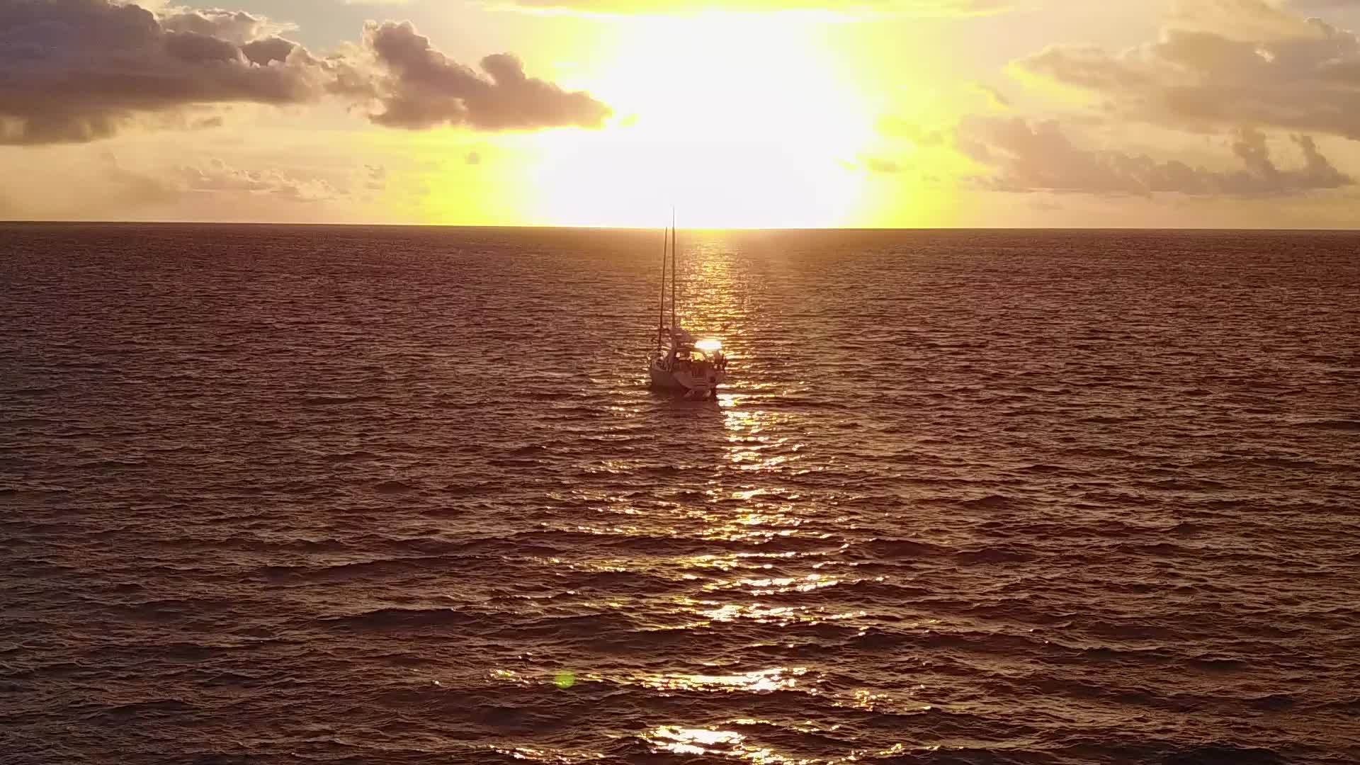 以清澈的海洋和日出后干净的沙土背景为例视频的预览图