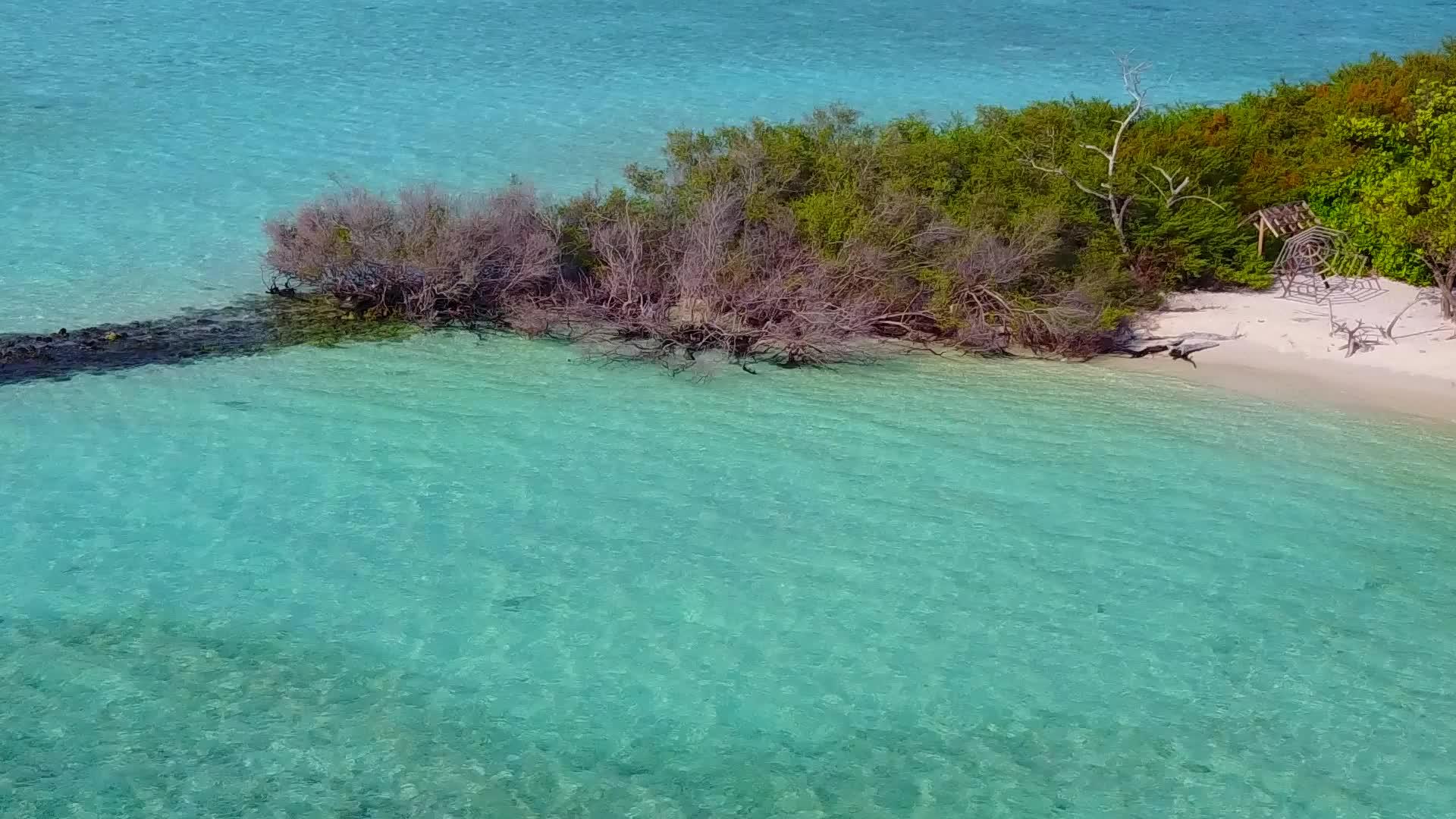 异国情调的海滨海滩度假浪漫全景蓝色海洋和附近的冲浪视频的预览图