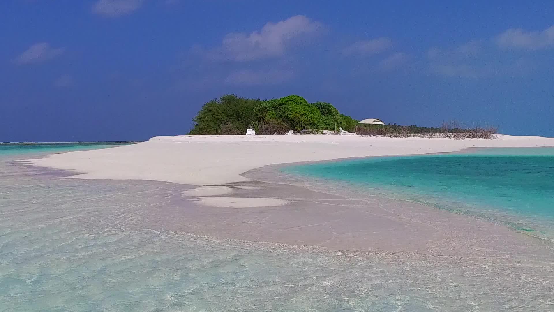 在珊瑚礁附近的白沙背景下水蓝色的海水到美丽的泻湖海滩时间视频的预览图