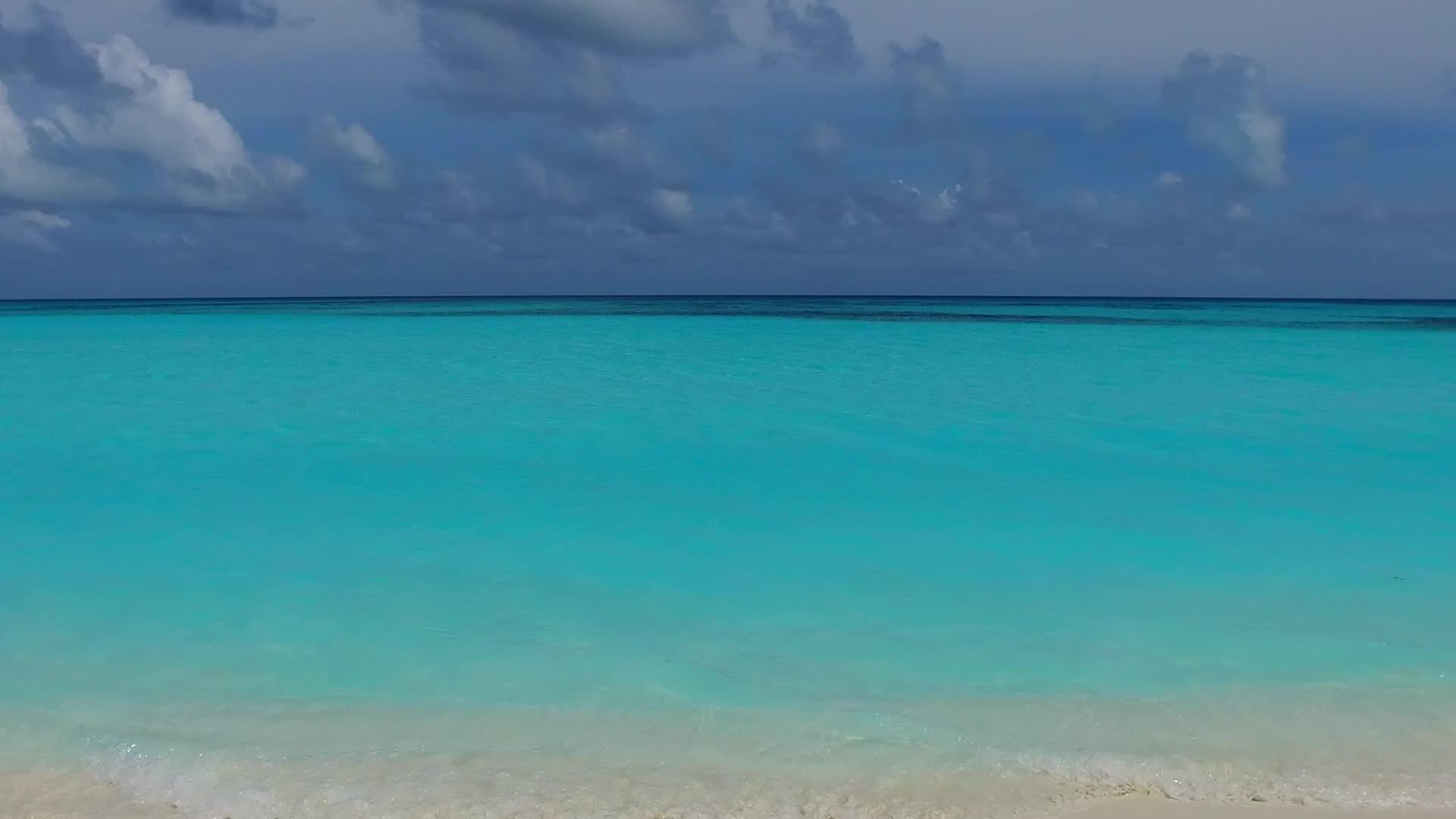 日落前有一个白色的海滩背景浅海浅海外旅游海滩度假视频的预览图