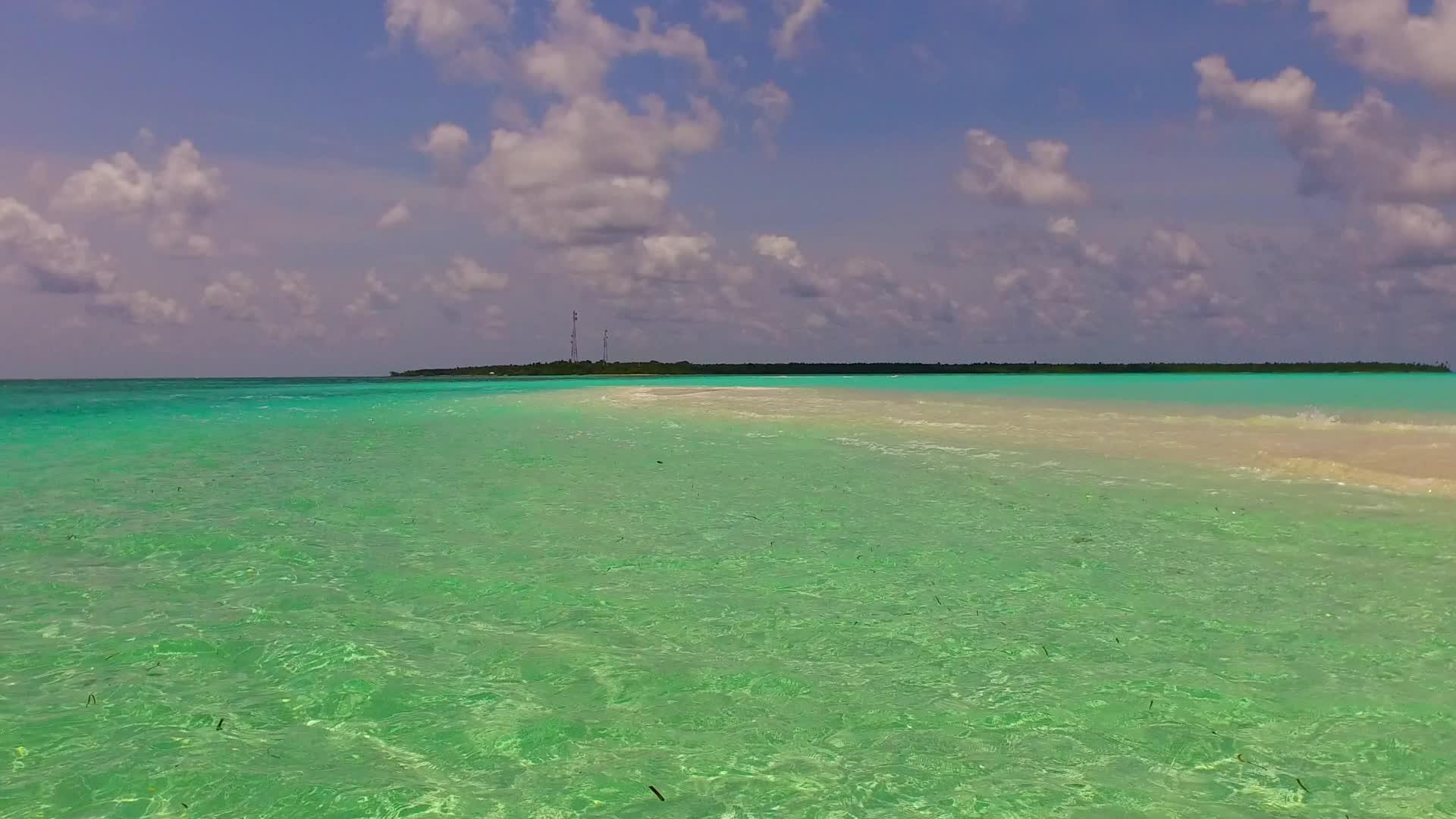 完美的海岸海滩冒险蓝海和沙巴附近的白色海滩背景视频的预览图