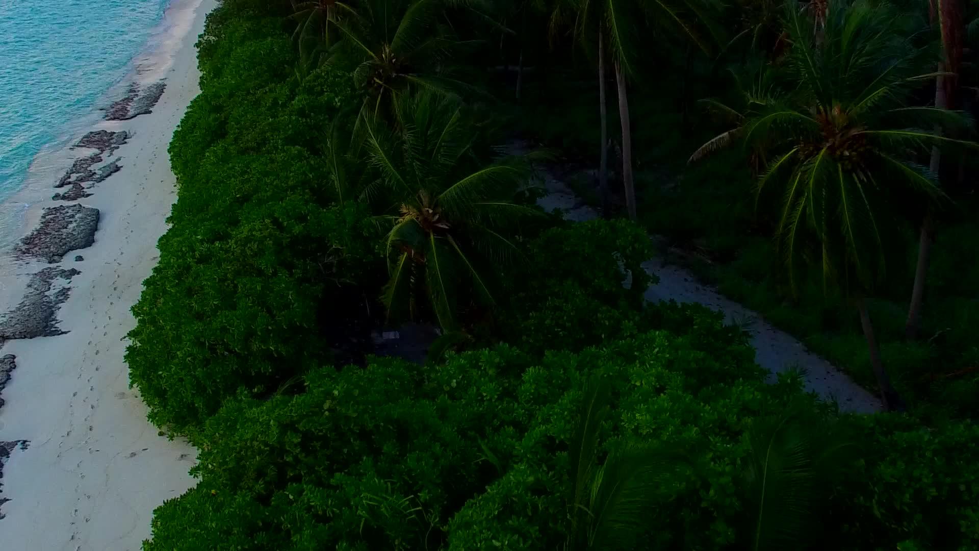 以透明的环礁湖和日出后明亮的海滩背景为例视频的预览图