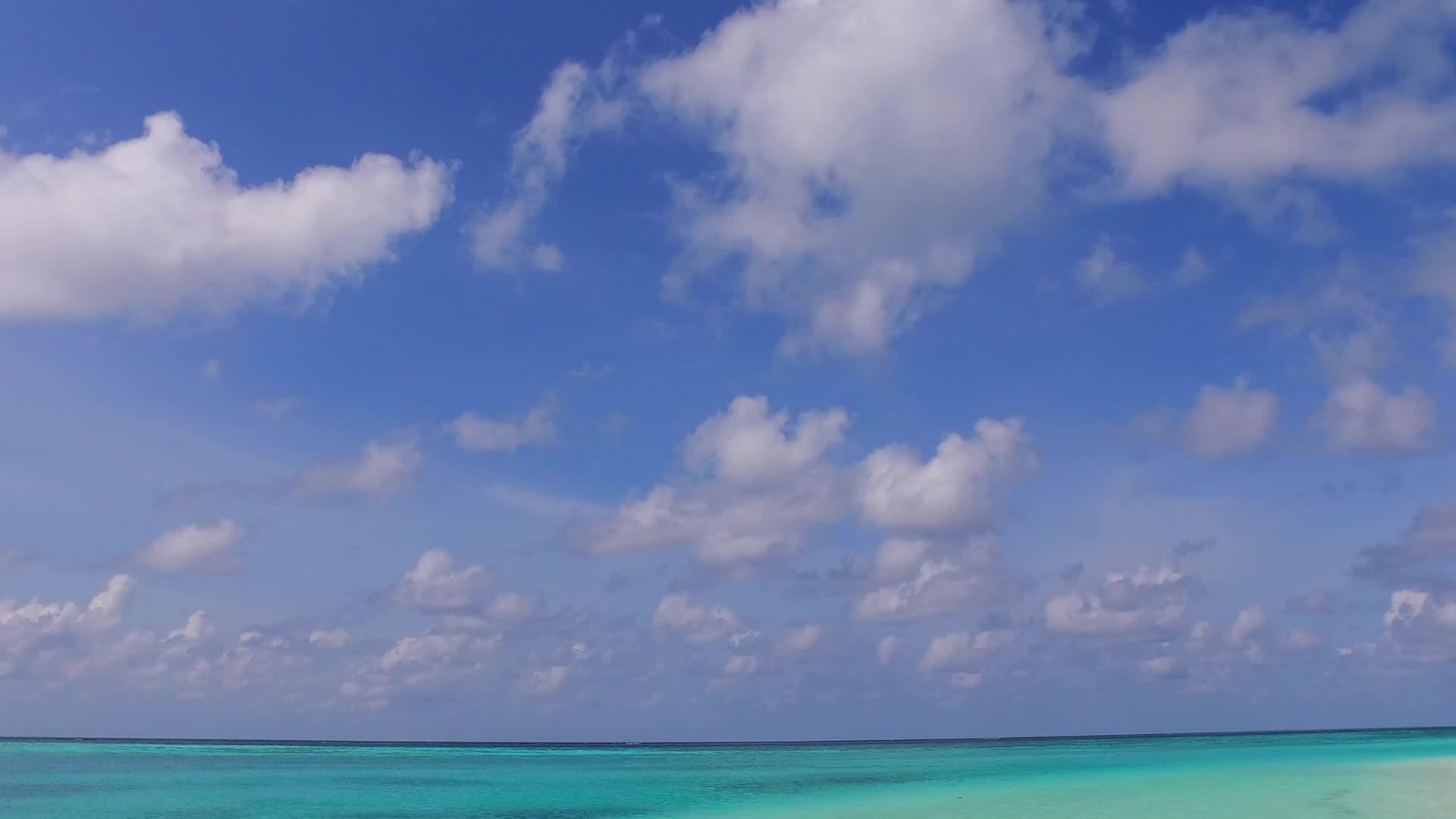 蓝色环礁湖和白色礁湖和白色海滩背景海岸海滩探险视频的预览图