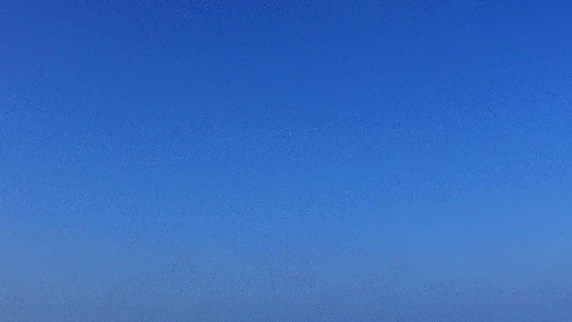 通过浅海和海浪附近的浅沙和浅沙背景关闭天堂岛海滩野生海滩视频的预览图