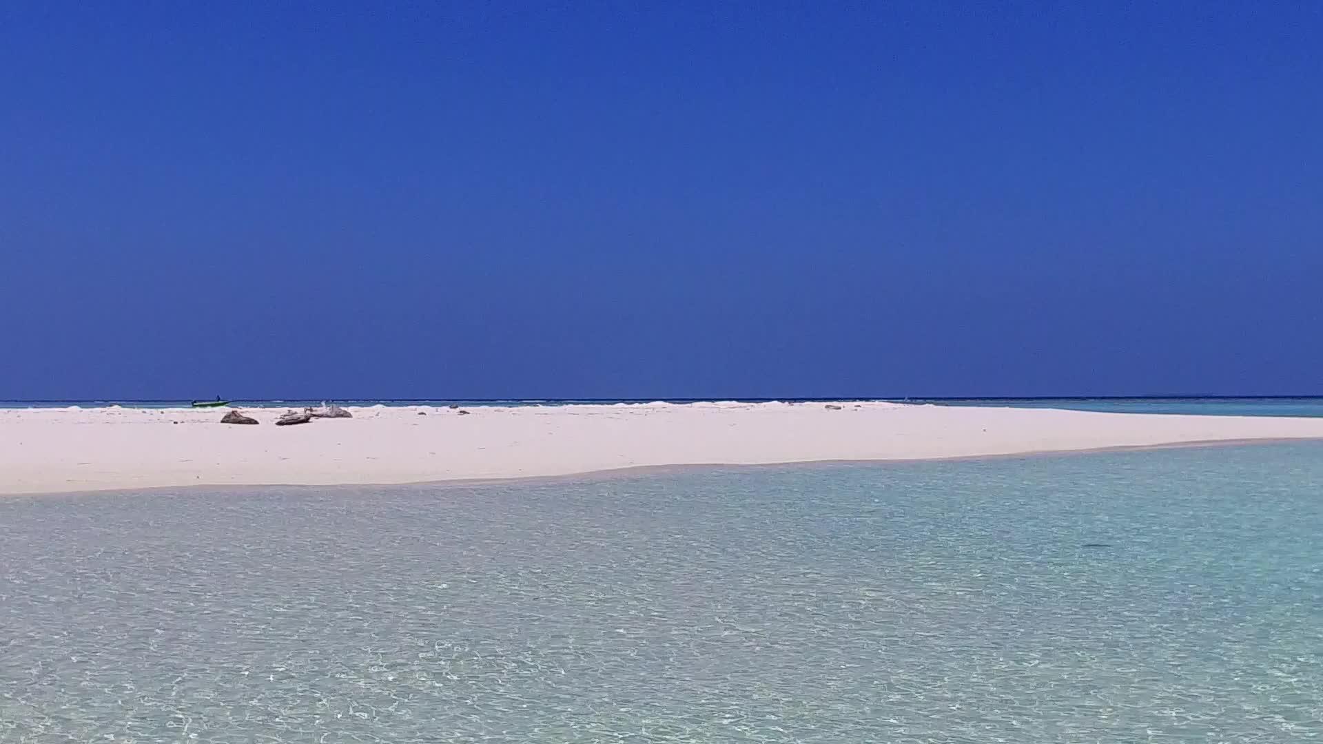 蓝色的海洋和日落前清洁海滩的背景视频的预览图