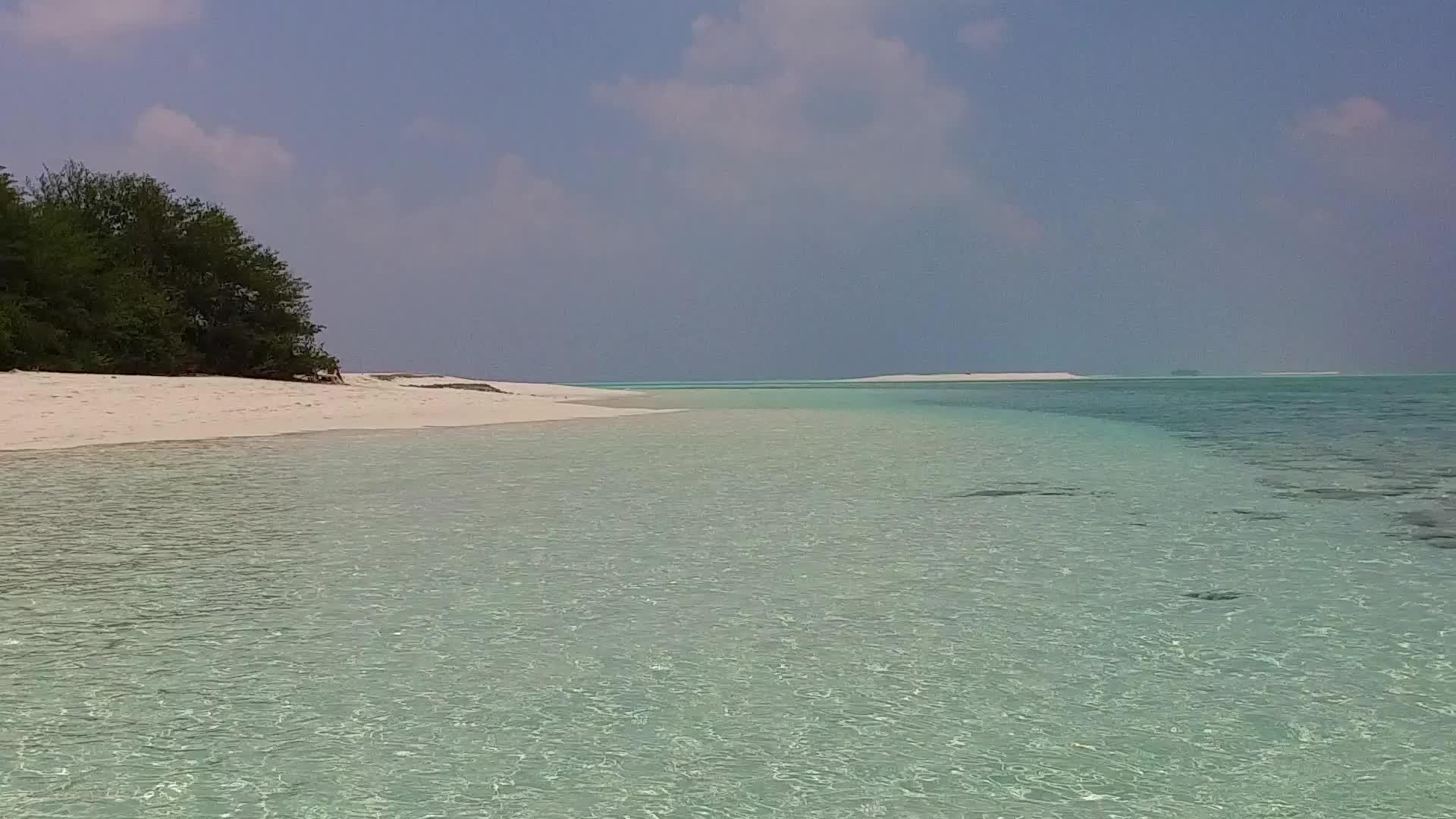 靠近度假胜地的蓝色水海和白色沙滩的海滩视频的预览图