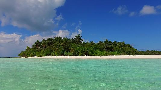蓝海白沙背景和阳光明媚的旅游海滩阳光接近波浪视频的预览图
