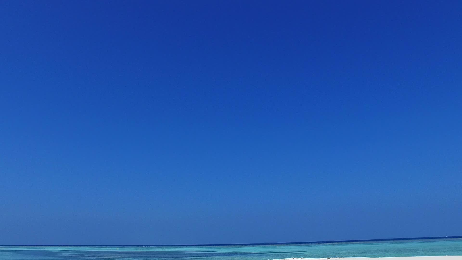 海滩附近的沙背景的蓝水完美海滩之旅视频的预览图