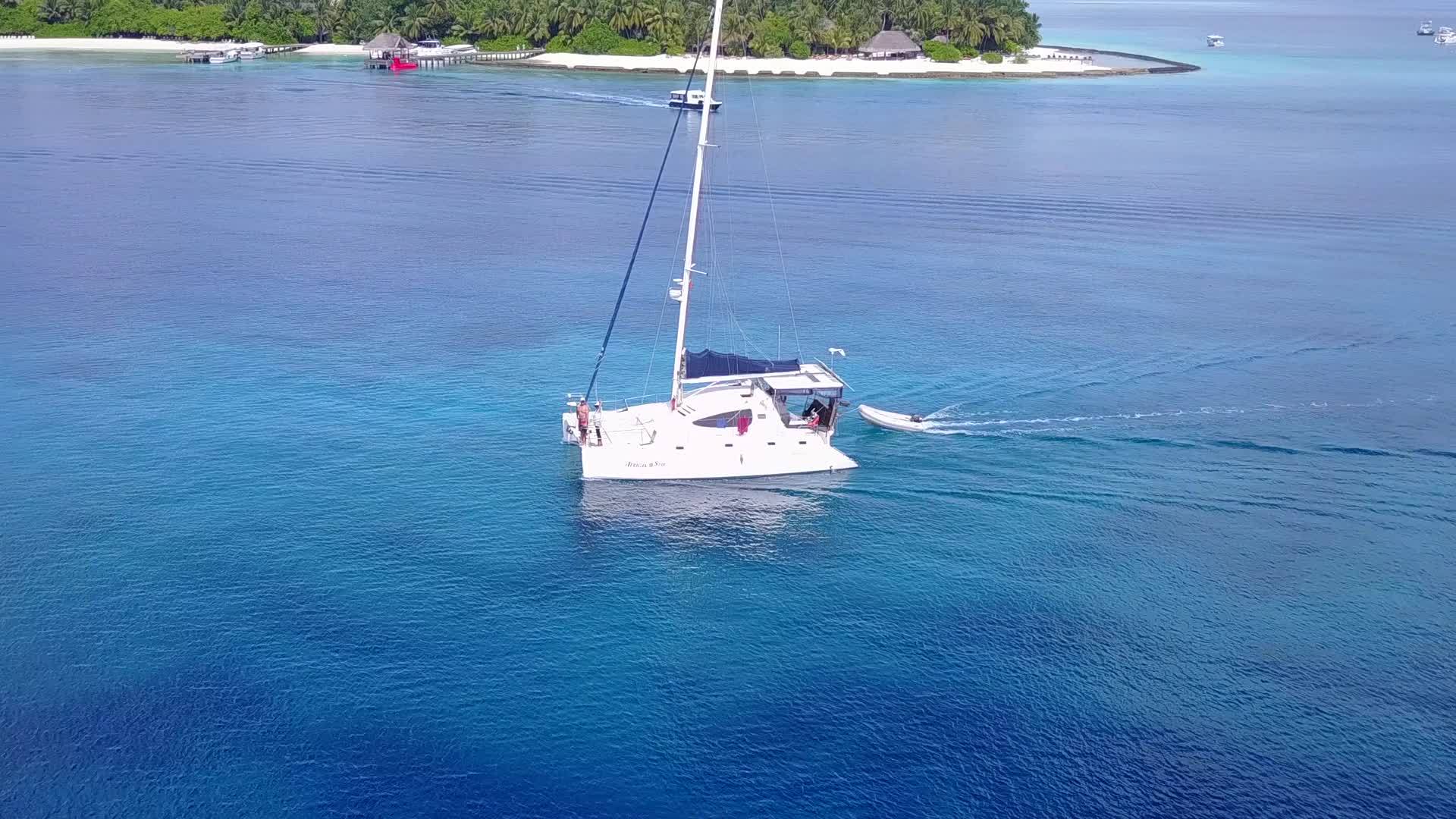 蓝色环礁湖和日出后白色沙滩的宽度视频的预览图