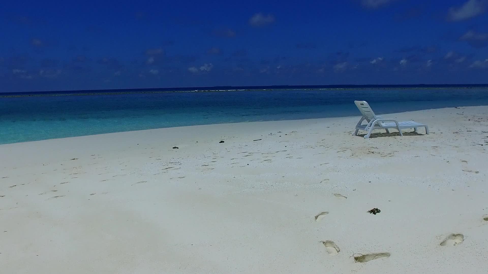安静的海滩时间绿松石海洋和冲浪附近的白色海滩背景视频的预览图
