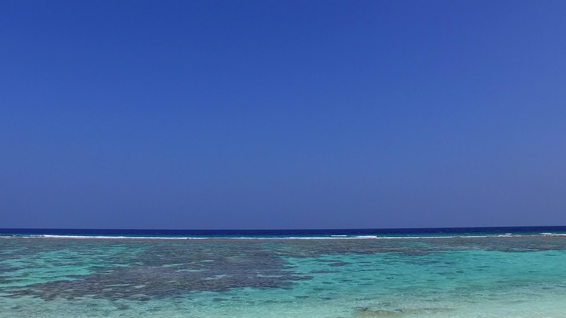 清海平息度假胜地沙巴附近的浅海和沙土清洁背景海滩生活视频的预览图