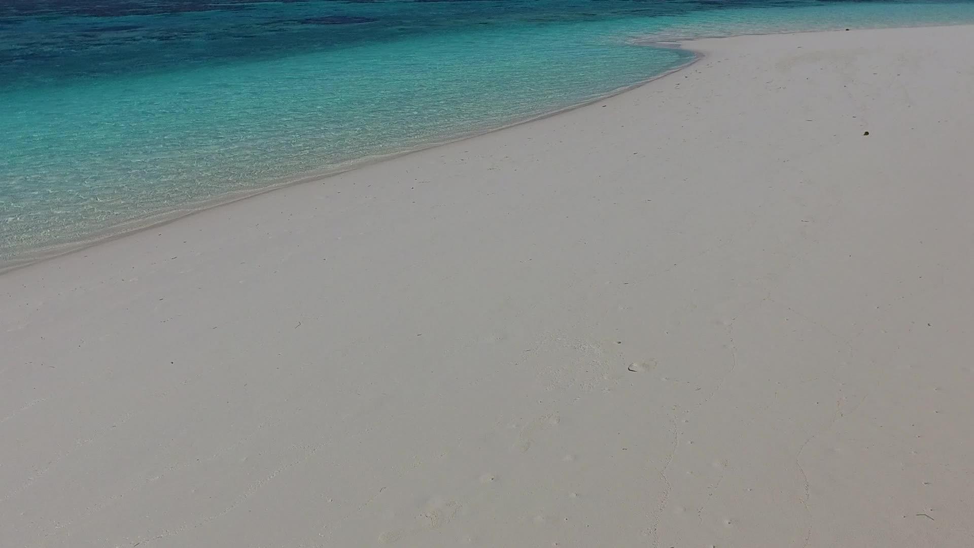 关闭热带度假胜地海滩旅游从蓝水在珊瑚礁附近视频的预览图