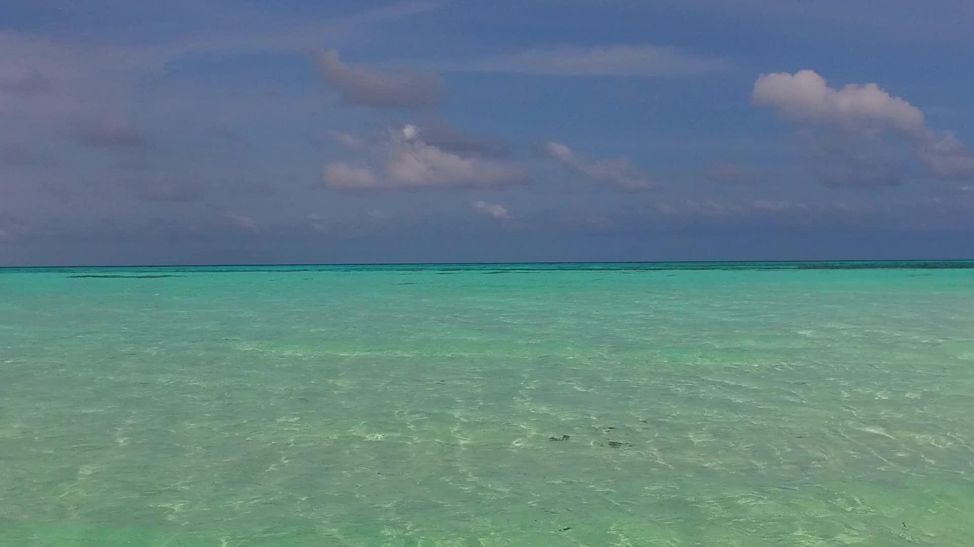 海滩假日伴随着蓝海和近波边的白色沙底背景视频的预览图