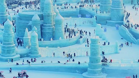 哈尔滨冰雪大世界4k航拍长焦冰雕人流视频的预览图