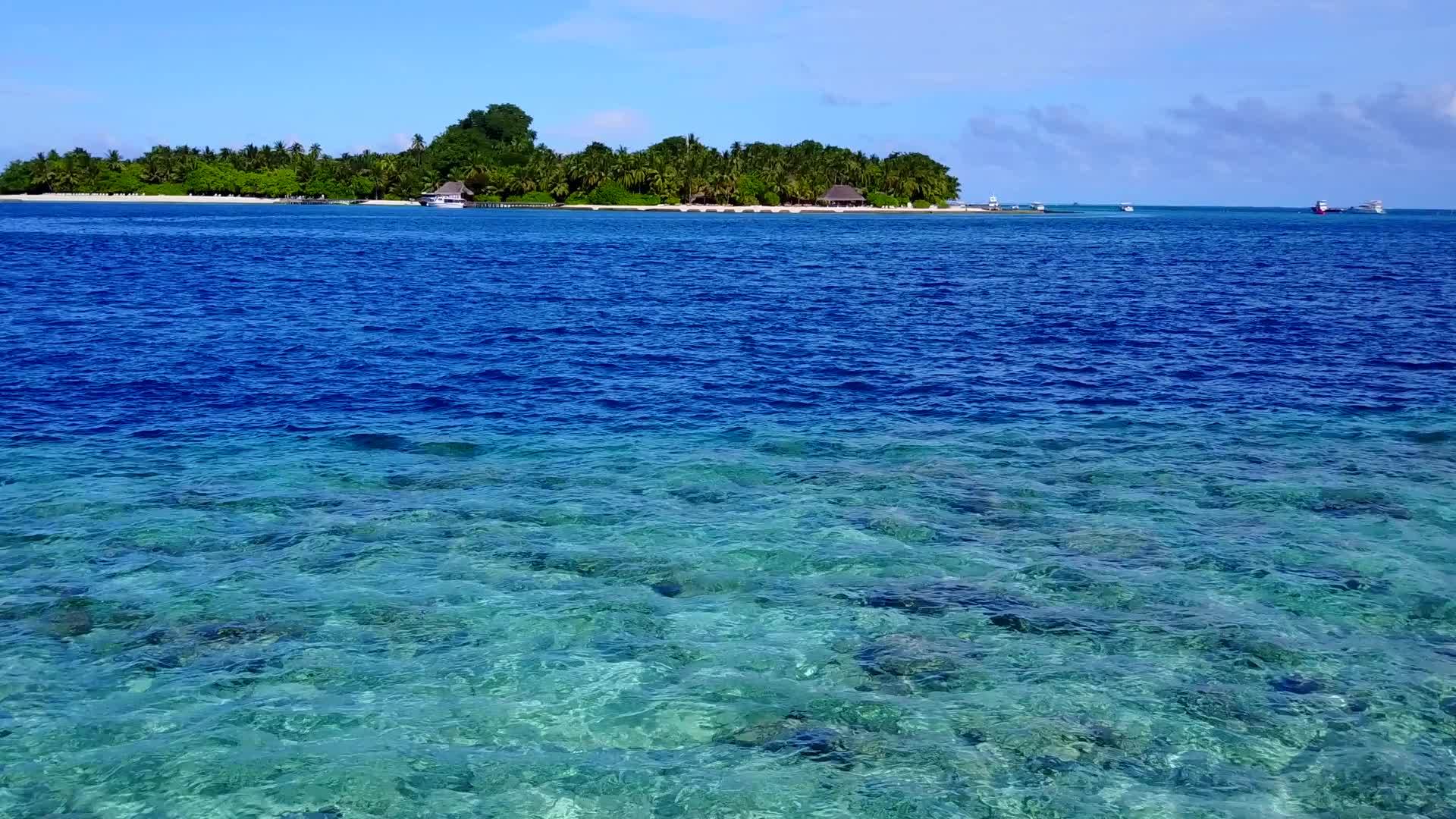 日出后热带湾海滩休息日蓝绿环礁湖和白色海滩背景视频的预览图