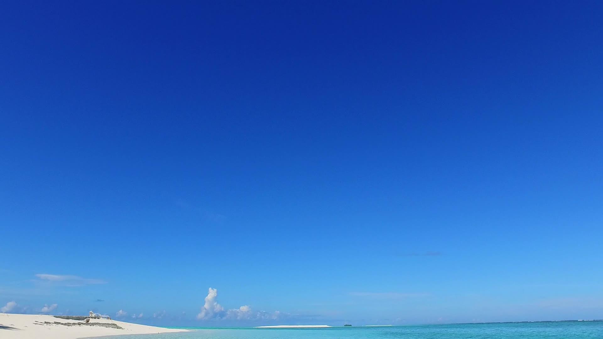 空间天空复制了外国湾海滩度假的天空珊瑚礁附近有白色的天空视频的预览图