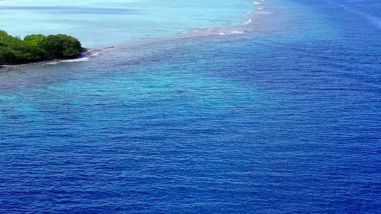 热带岛屿海滩野生生物的浪漫来自蓝色海洋和近波边的白沙视频的预览图