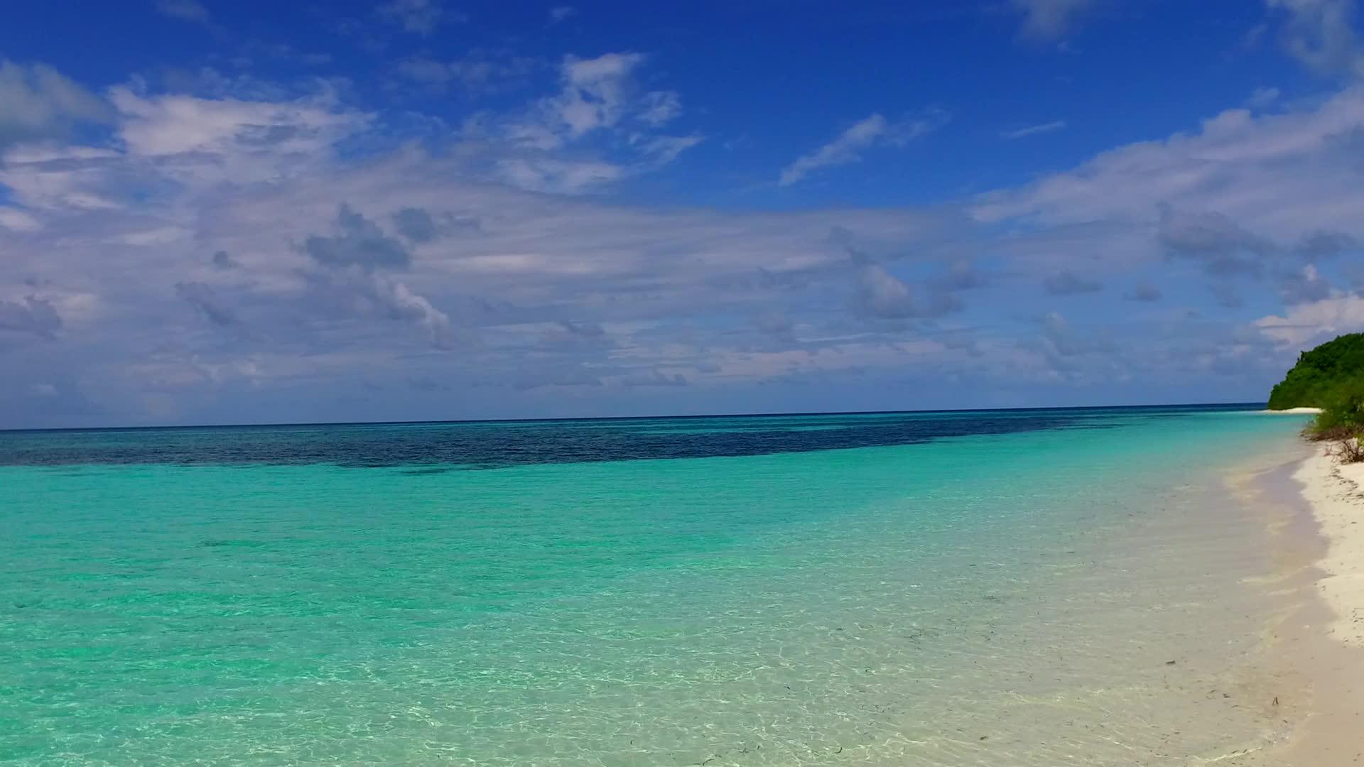 浅海和白色沙滩背景下的轻松海湾海滩生活方式视频的预览图