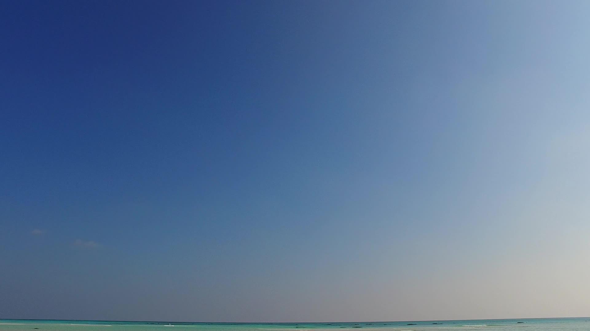 阳光明媚的热带湾海滩假日风景蓝环礁湖和阳光下的白沙视频的预览图