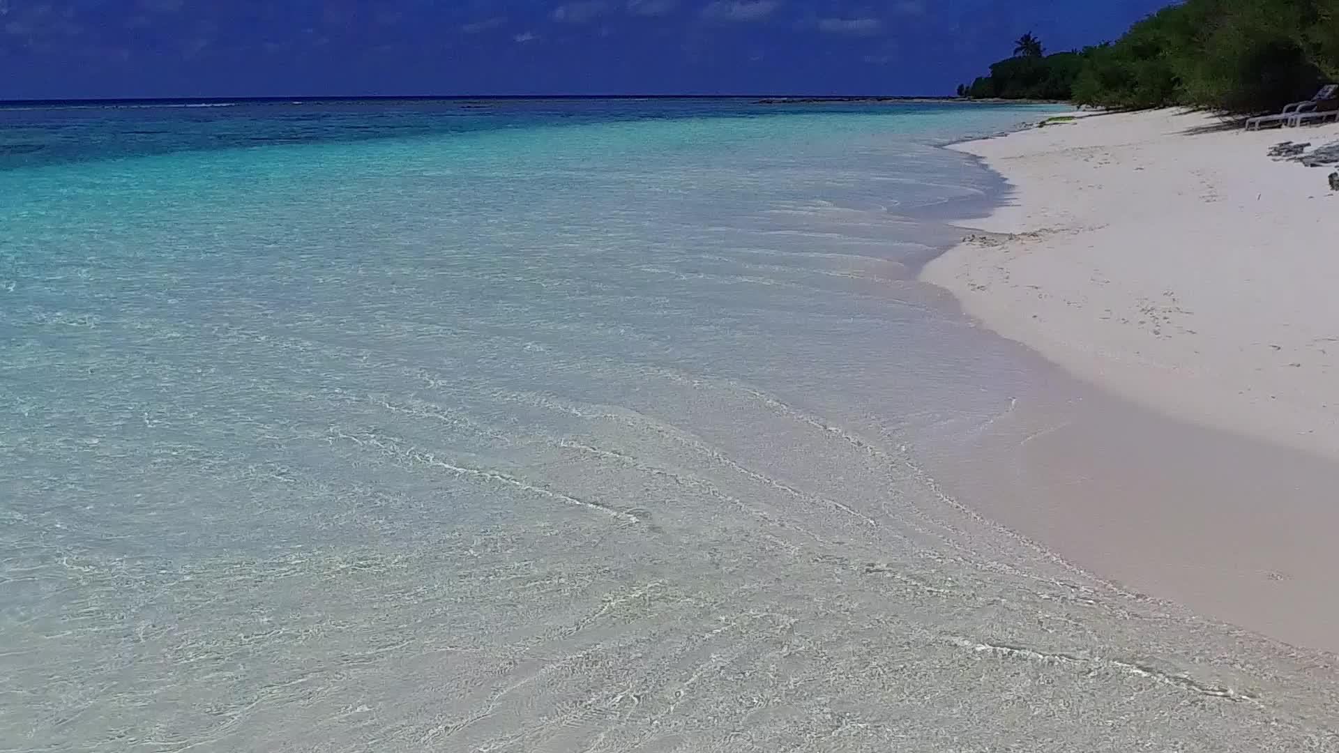 阳光下明亮的沙滩背景下的蓝水完美的海景海滩航行浪漫景观视频的预览图