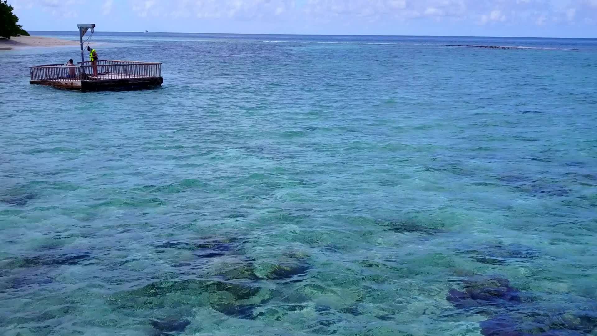 天堂度假是从绿色的环礁湖和阳光下明亮的海滩背景中采集的视频的预览图
